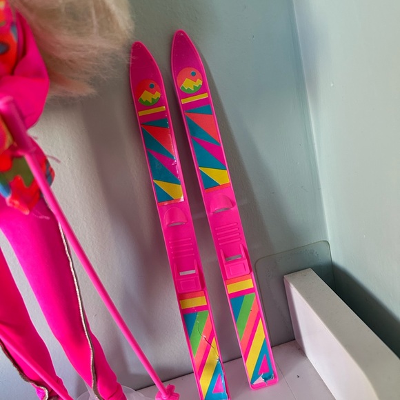 Ski Fun Barbie - Picture 3 of 6